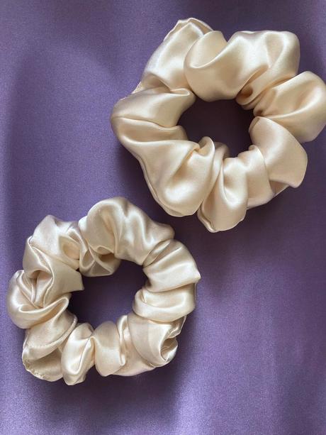 Saténová gumička scrunchie krémová, 