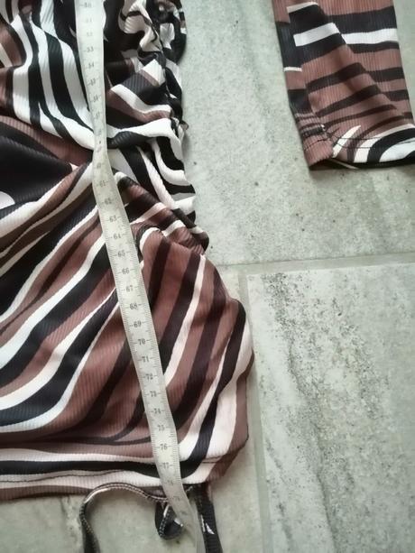 Zaujímavé šaty vs, pružné, s