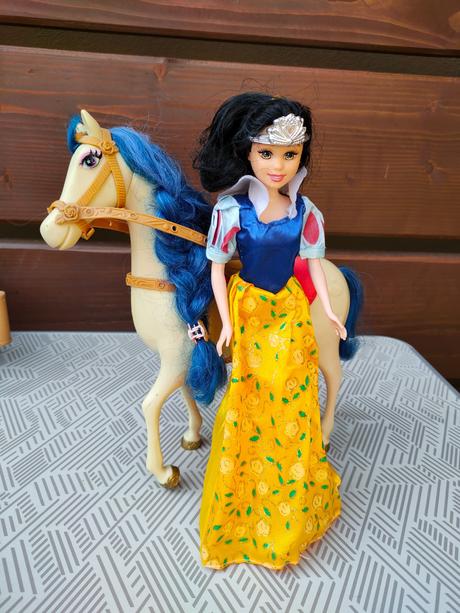 Snehulienka s koňom,