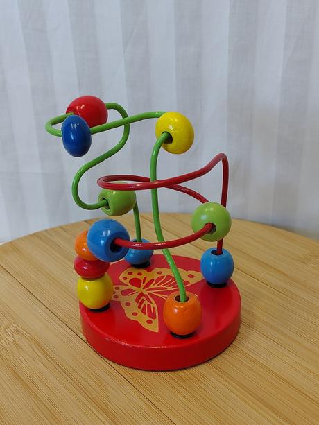 Drevený motorický labyrint s motýlikom, 12 cm,