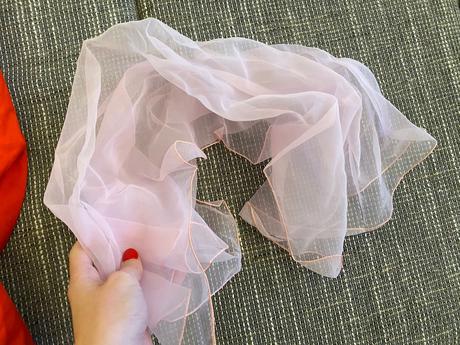 Bledoruzova šatka, f&f