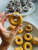 🎃 Víkendový tip: Muffinky, ktoré na vás vyvaľujú oči! 👀🧁
Na halloweensku náladu netreba veľa – stačí obľúbené cesto, donutková formička a pár očiek, ktoré premenia obyčajné domáce pečenie na poriadne strašidelnú dobrotu. 👻 Nemusia byť dokonalé, stačí, že majú oči na stopkách… najmä keď sa niekto priblíži k poslednému kúsku! 😄
Krásny a sladký halloweensky víkend všetkým malým aj veľkým strašidlám! 🧡

