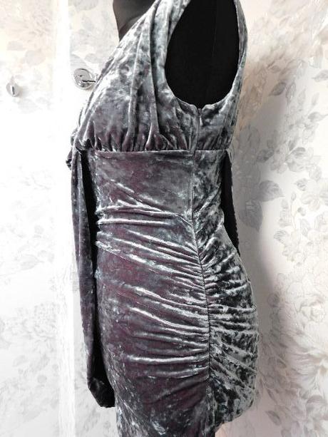 Trendy elegantne zamatove saty, 36