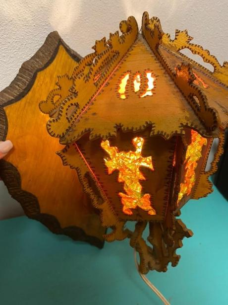 Krásna starožitná ručne robená lampa vypracovaná,