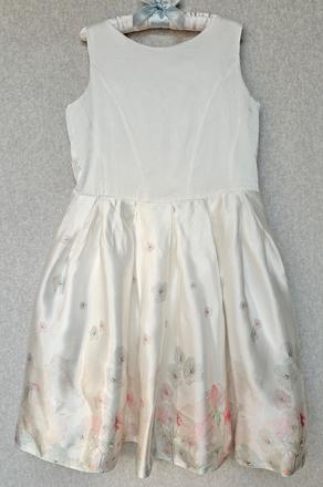 Šaty s perleťovým leskom, 134