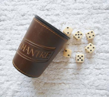 Kocky s koženým pohárom,