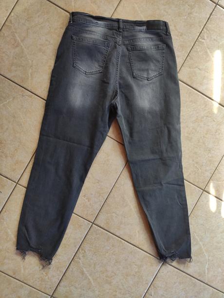 Tmavo-sivé džínsy, takko,40