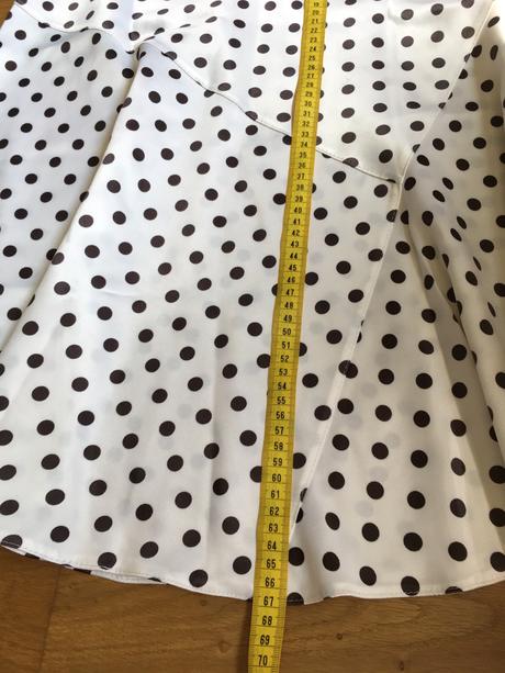 Saténová sukňa, 42