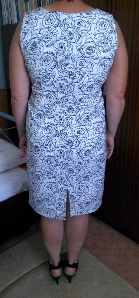 Biele šaty s čiernymi kvetmi, 46