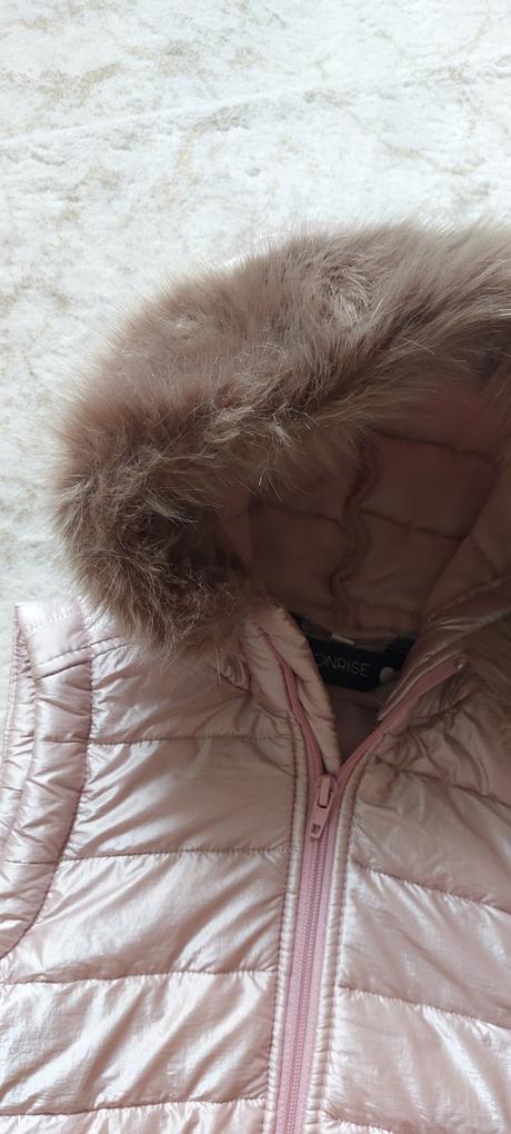 Lesklá vesta s masívnou kožušinkou moonrise, monsoon,104