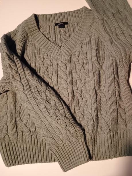 Teplý sveter zaujímavej farby, esmara,s