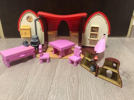 Domček s nábytkom snehulienky a trpaslíkov,