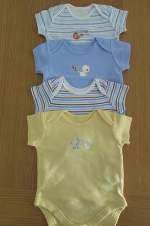 4 ks body s kratkym rukavom 0-3m., 62