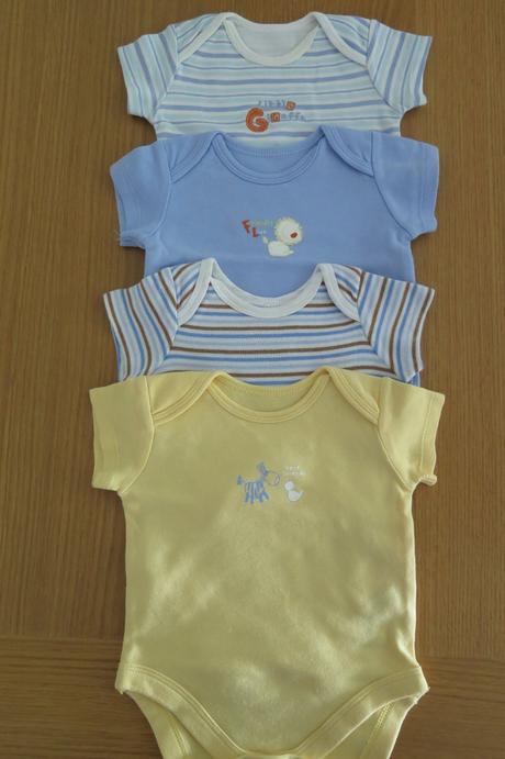 4 ks body s kratkym rukavom 0-3m., 62