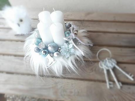 Biely adventný svietnik s kožušinkou, 