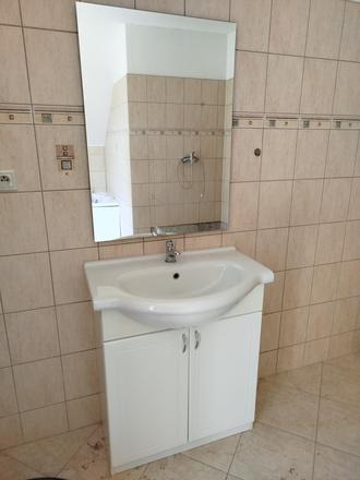 Skrinka s umývadlom + zrkadlo,