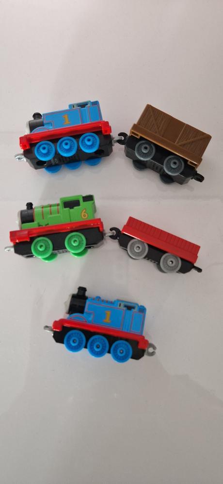 Malá tahacia mašinka tomáš - 3 ks a 2 vagóniky,