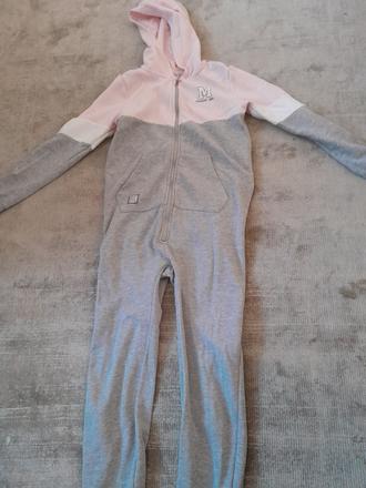 Predám overalové pyžamo, 146