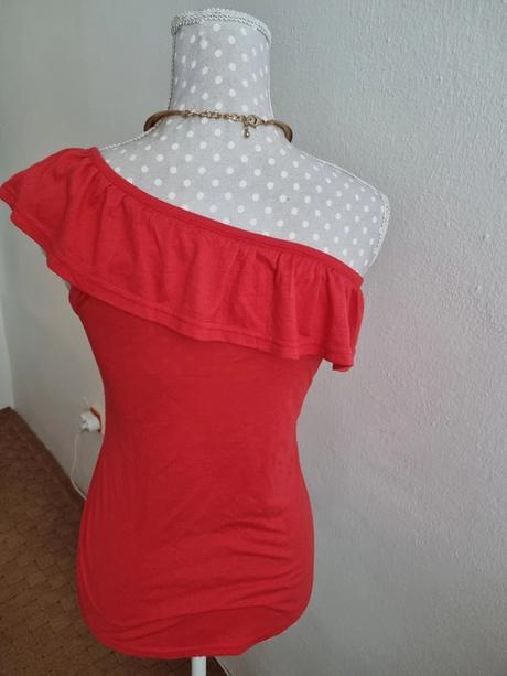 Červený top na jedno rameno s, s