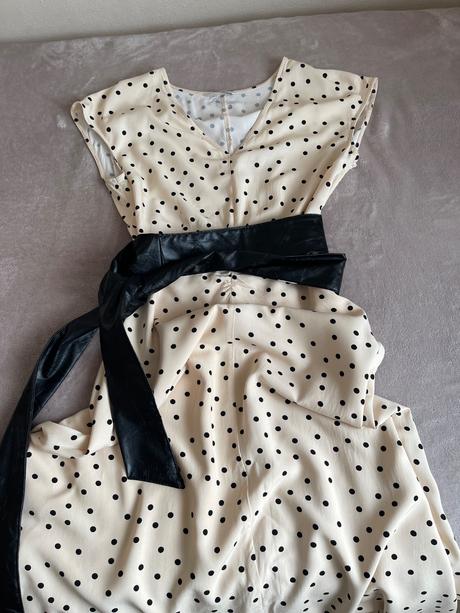 Bodkované šaty, 38