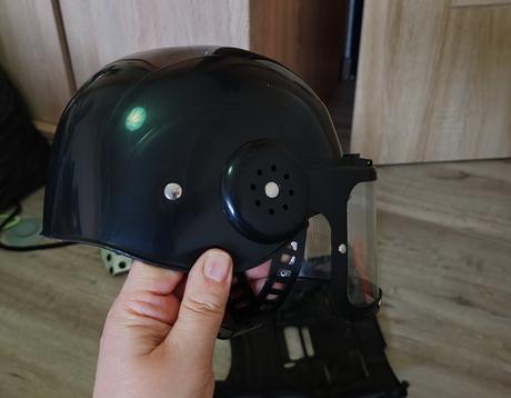 Policajná vesta a prilba, 