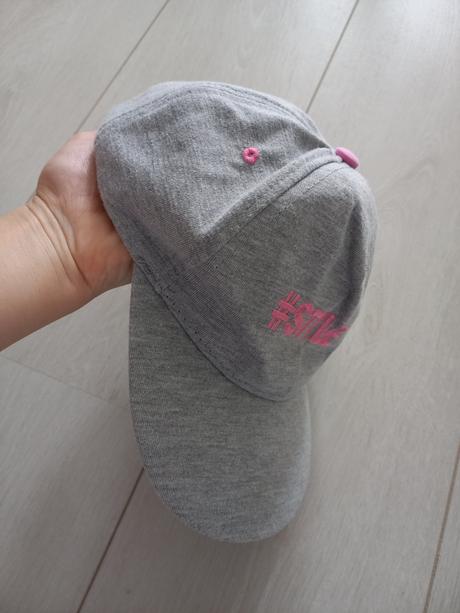 Dievčenská  šiltovka, kik,s