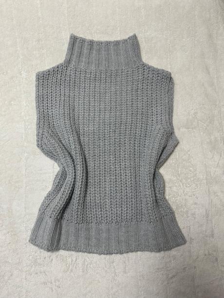 Svetlosivá vesta so zlatým vpredu, 