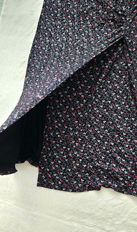 Čierne elastické dámske šaty s prekrytým rozparkom, m