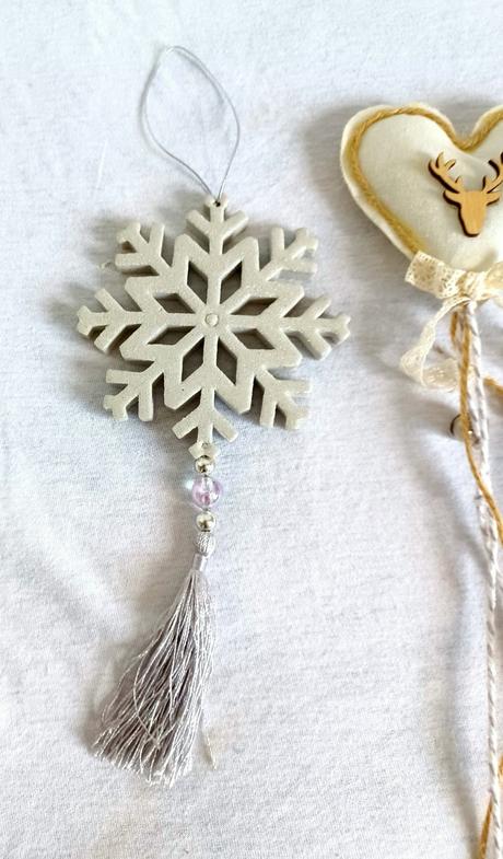 Dve staršie vianočné ozdoby,