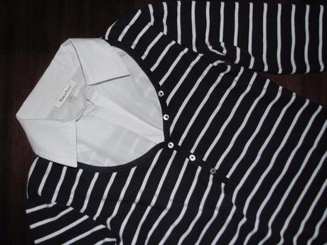 Pásikové tričko napevno s bielou blúzkou, s