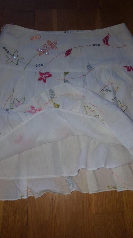Biela vyšívaná sukňa, 36