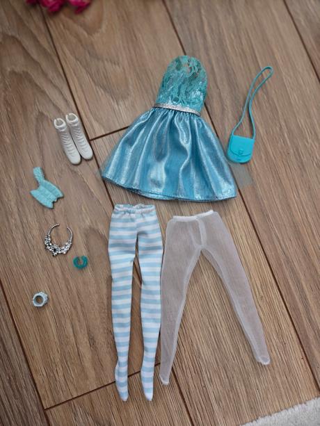 Barbie šaty z doplnkami,