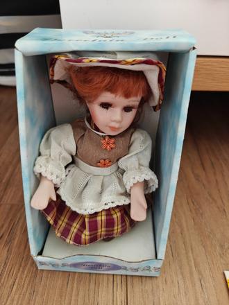 Malá porcelánová bábika,