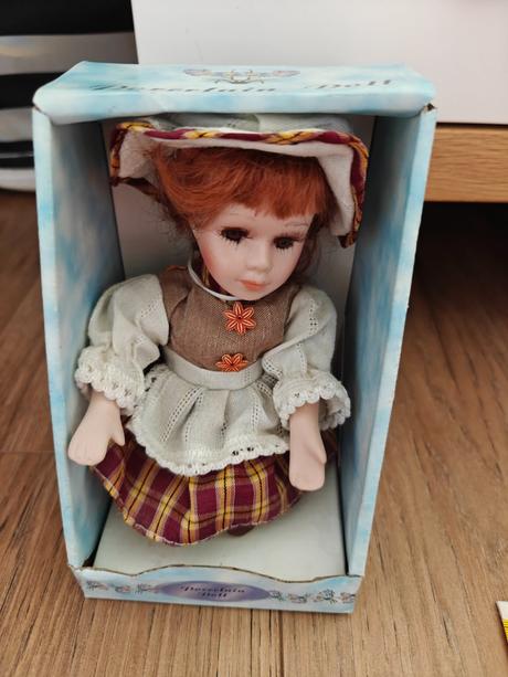 Malá porcelánová bábika,