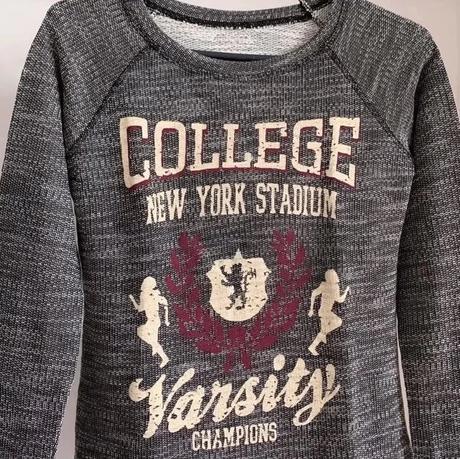 Šedý svetřík s potiskem, s