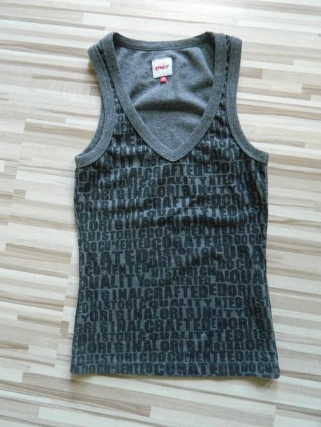 Sede tricko s napismi, 152