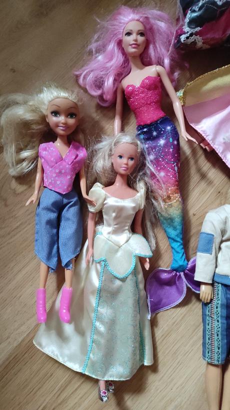 Barbie nábytok + bábiky barbie, 
