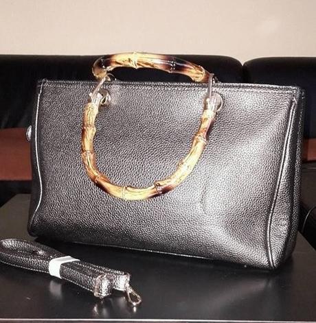 Čierna kabelka s drevenými ručkami,