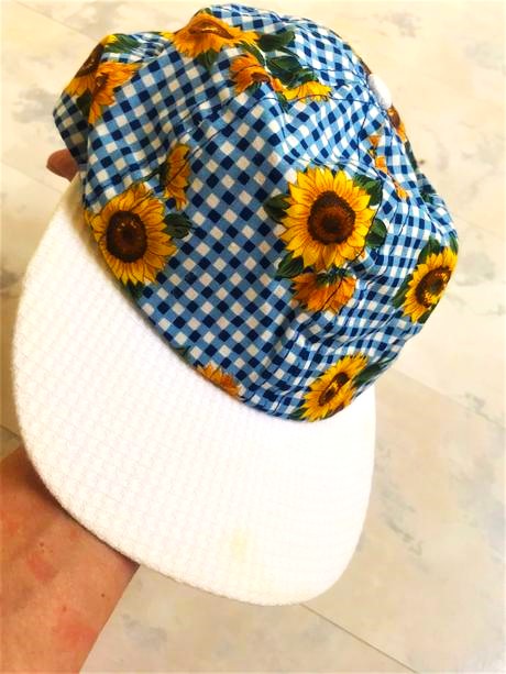 Šiltovka so slnečnicami, l