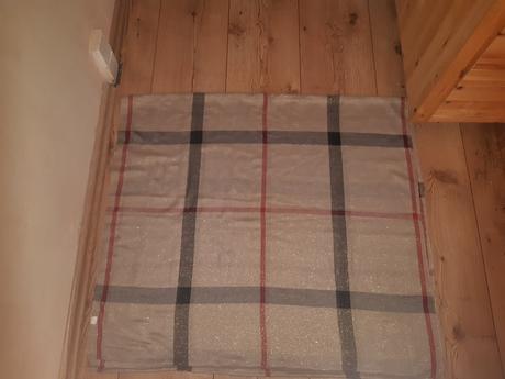 Krásny pretkany zlatymi niťami 5,90, druhý 3,90, 86