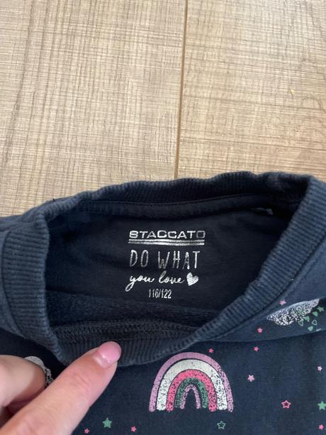 Mikinka s dúhami, staccato,122