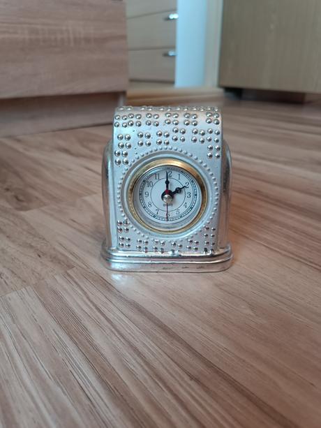 Retro dekoratívne quartzové stolové hodiny,