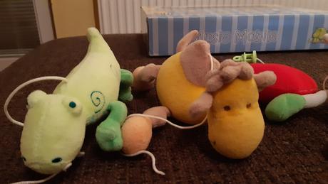 Zvonkohra nad postielku so zvieratkami, 