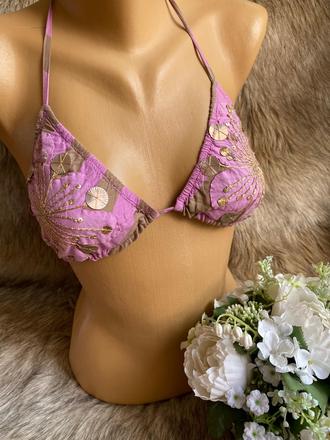 Neprehliadnuteľný plavkový vrch, s