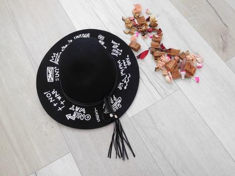 Reserved klobúk cierny s popisom bielej,, reserved