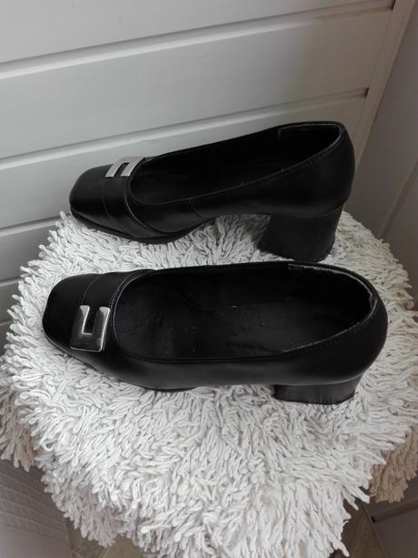 Čierné poltopanky, 37