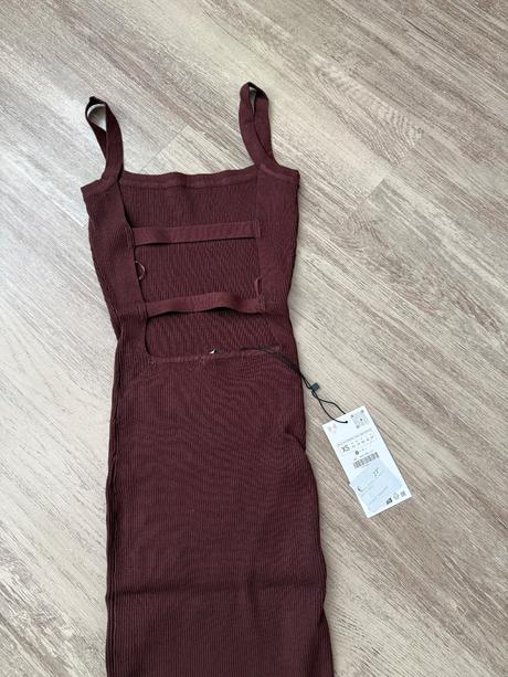 Priliehave saty s detailmi na chrbate, zara,xs