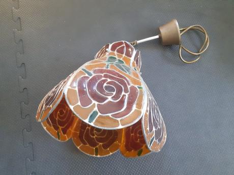 Starý farebný vitrážový luster s ružami, 