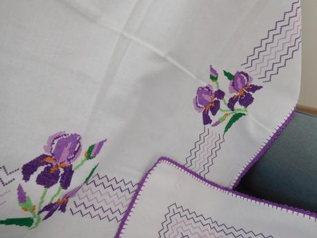 Lilové kvety ručne vyšitý set obrusov,