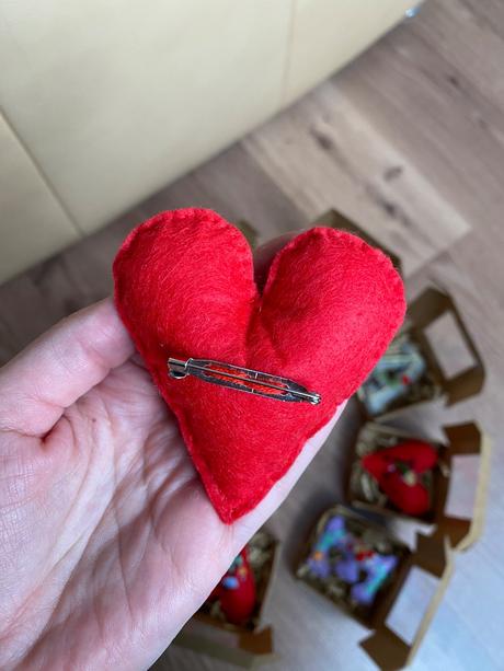 Ručne vyšívana ozdoba na kočík / ruksak, 